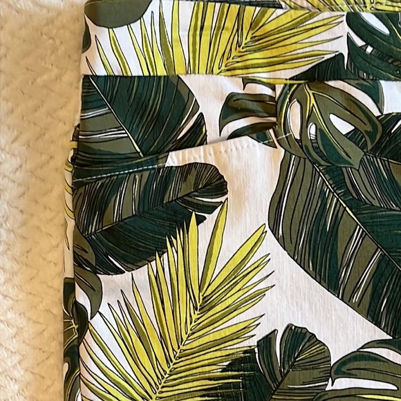 Time and Tru Womens Tropical Leaf Patterned Bermuda Shorts Size Large (12-14) - Picture 4 of 7